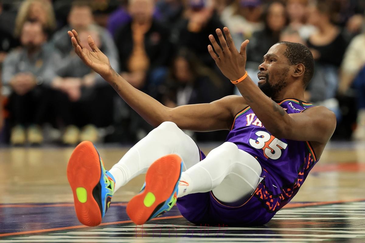 面对重重防守 杜兰特急停干拔拿下两分